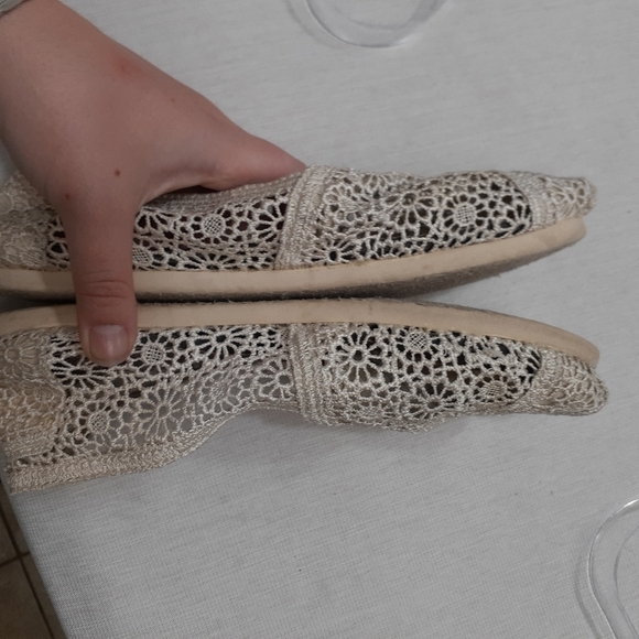 Toms lacy Crocheted flats slip on size 8 off white floral  coastal cowgirl style - Picture 4 of 10